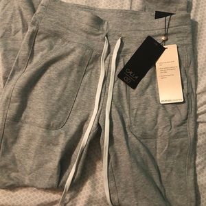 Super soft and comfortable leggings. Fit like a M